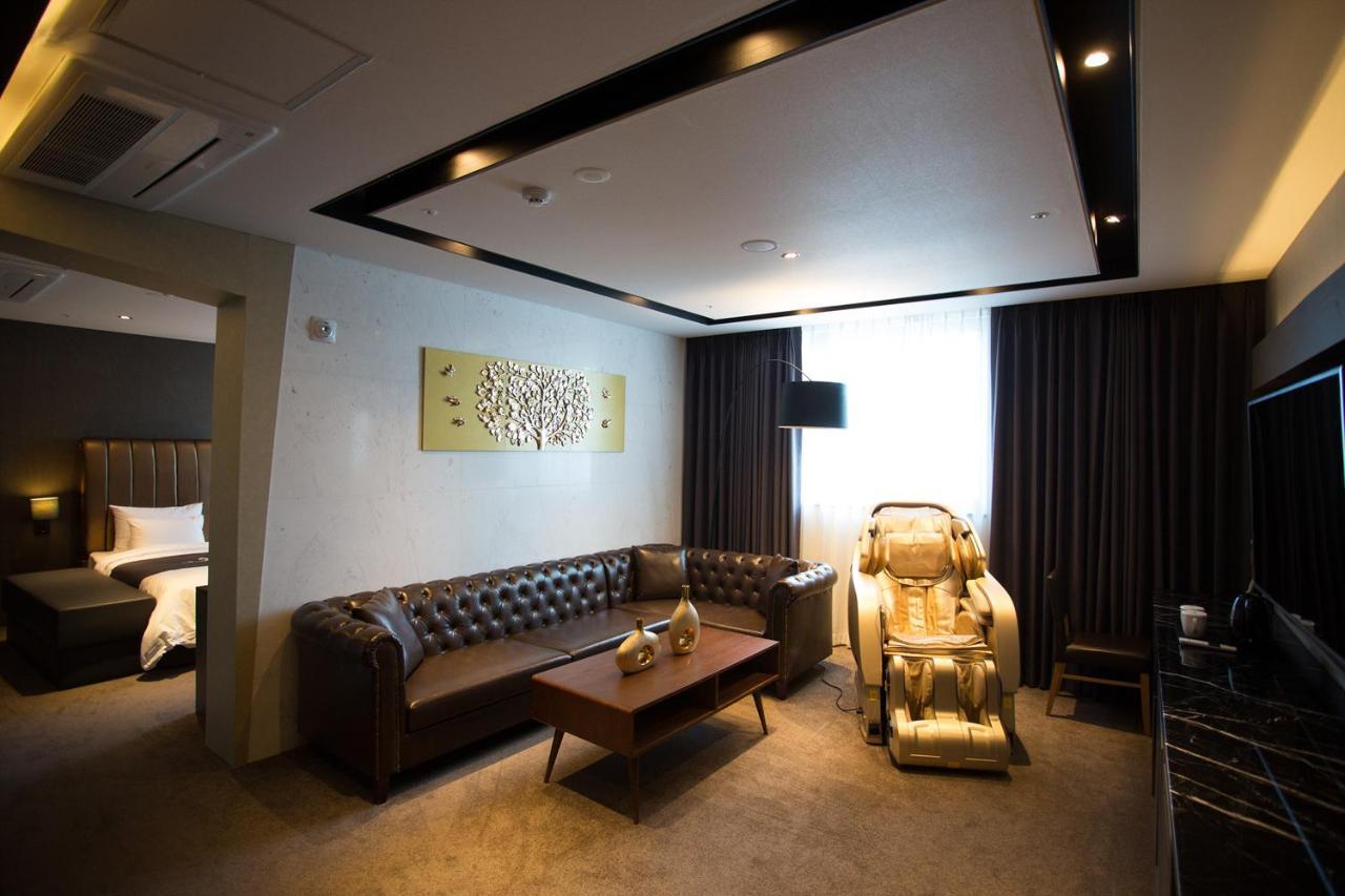 Golden Business Hotel Jinju Exterior photo