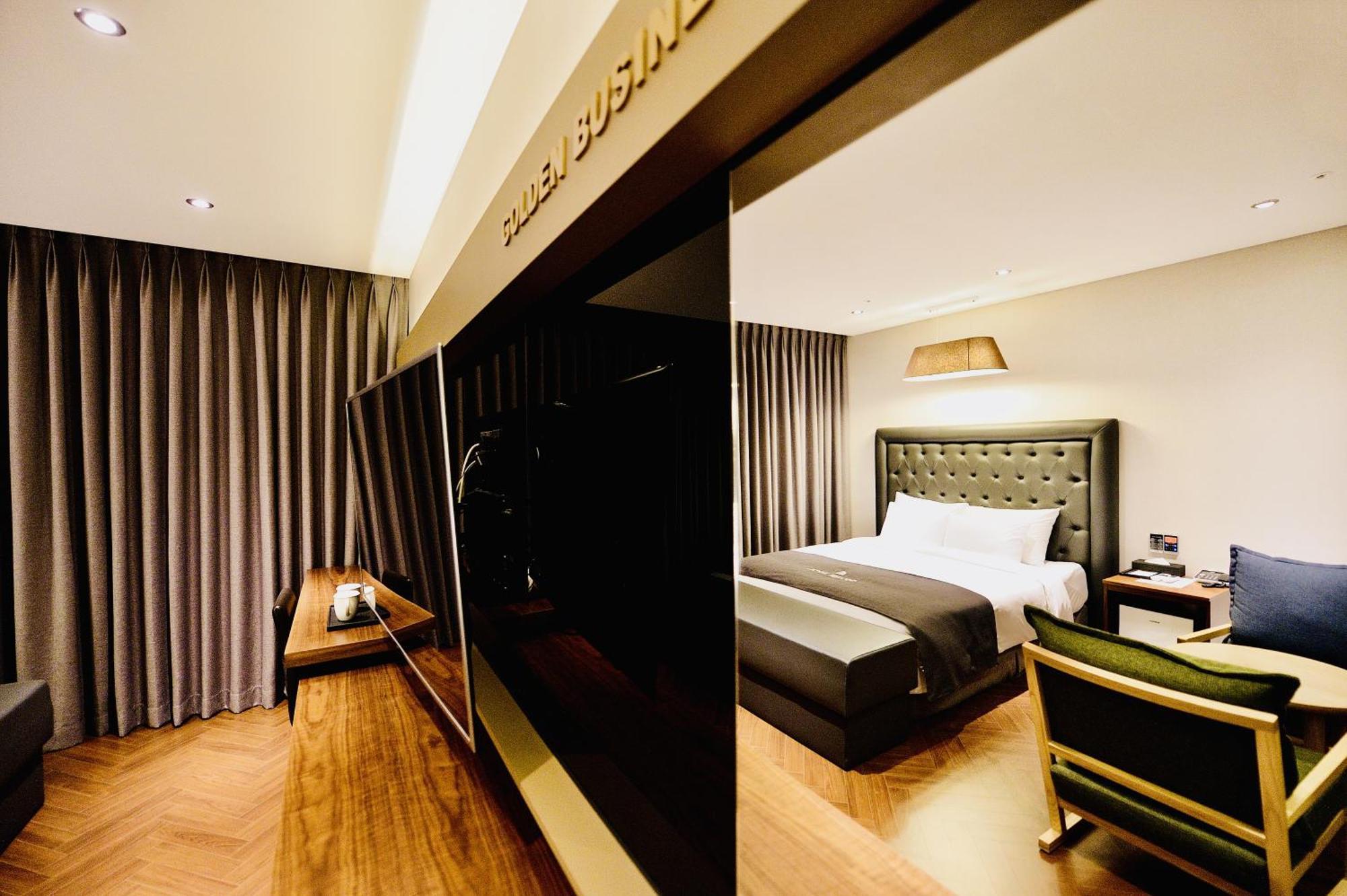 Golden Business Hotel Jinju Exterior photo