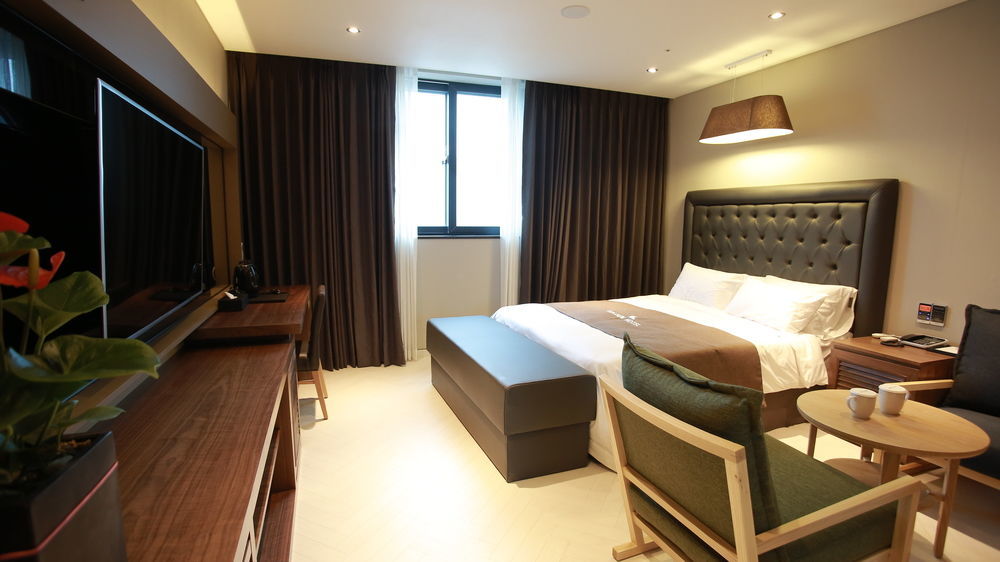 Golden Business Hotel Jinju Exterior photo